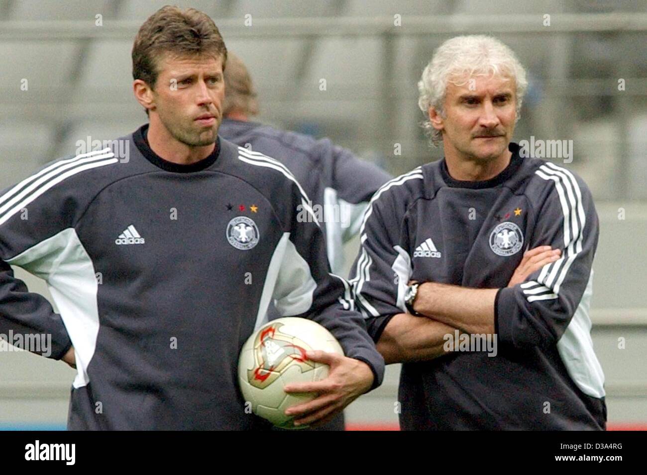 (Afp) - L'entraîneur national allemand Rudi Voeller (R) et son assistant entraîneur Michael Skibbe regardez la session de formation de l'équipe allemande dans le stade de la Coupe du Monde à Séoul, le 24 juin 2002. L'Allemagne fait face à la Corée du Sud dans la Coupe du Monde de football demi-finale le 25 juin. Banque D'Images