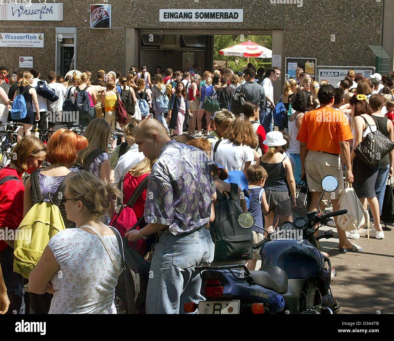 (Afp) - Par une chaude journée d'une longue file d'attente se forme devant l'entrée d'une piscine locale à Berlin-Rudow, Allemagne, 19 juin 2002. Banque D'Images