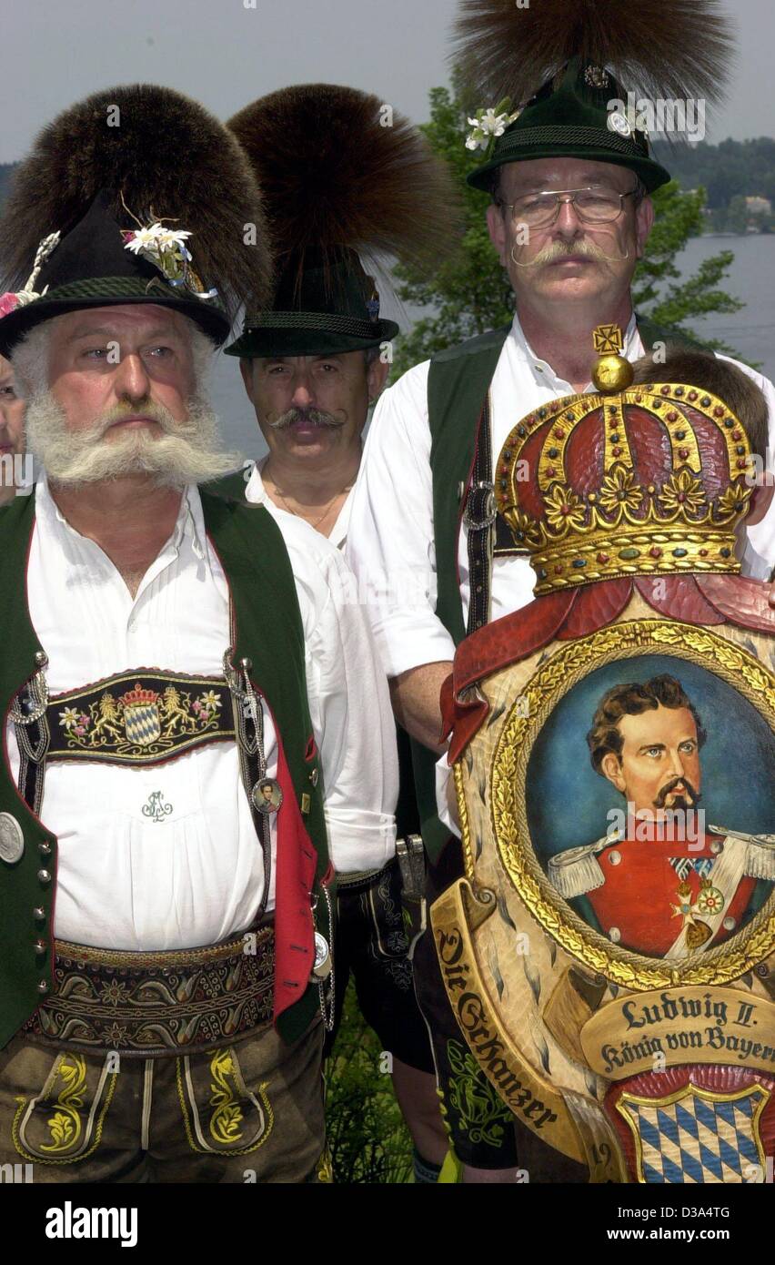 Loyals au roi Louis II vêtus de vêtements traditionnels pour assister à une messe commémorant la mort du roi dans le village de Berg au Lac de Starnberg en Bavière, 16 juin 2002. Banque D'Images