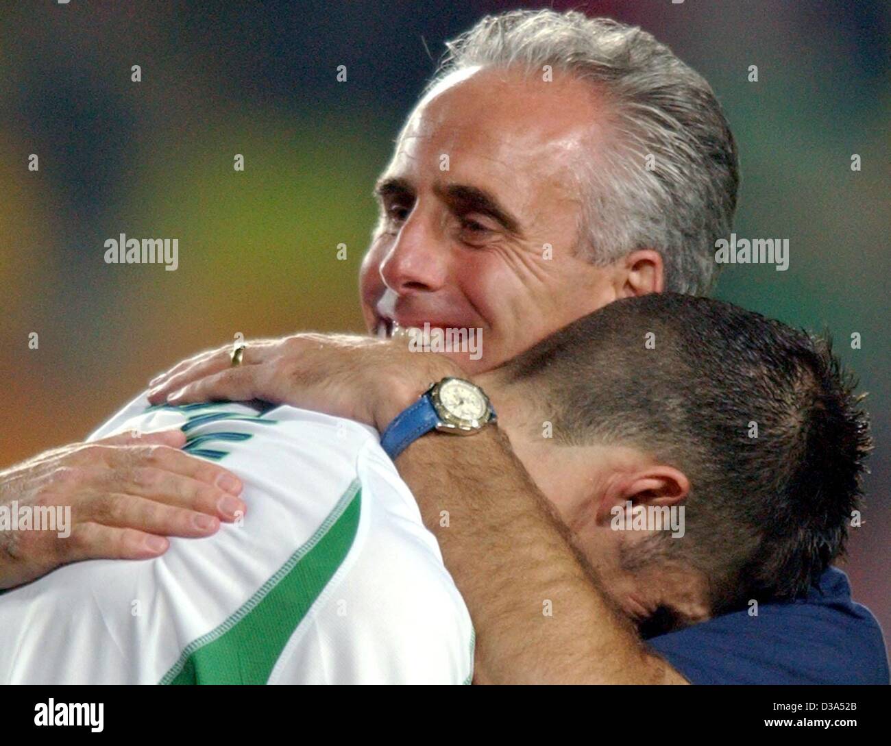 (Afp) - Mick McCarthy (retour), entraîneur de l'équipe de football irlandais, réconforte son joueur Kevin Kilbane, qui ont raté l'objectif dans un coup de pied de pénalité dans le match contre l'Espagne lors de la Coupe du Monde de la FIFA à Suwon, Corée du Sud, 16 juin 2002. L'Espagne a gagné après un 3:2 en tirs de barrage. Banque D'Images