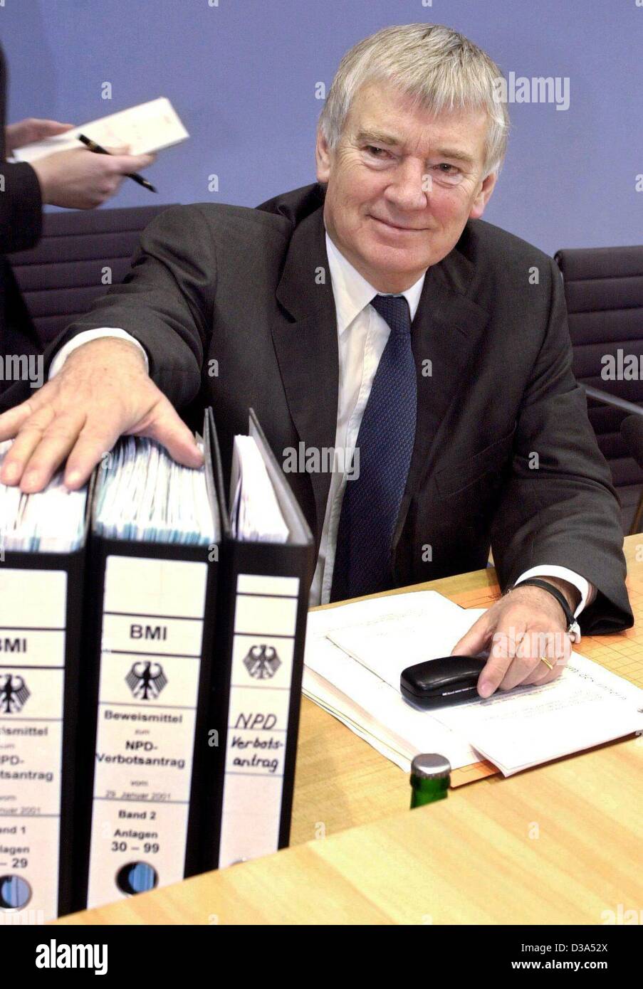 (Afp) - Le ministre de l'Intérieur allemand Otto Schily est assis à des fichiers marqués 'NPD Verbotsantrag' (demande d'interdiction de NPD) lors d'une conférence de presse à Berlin, le 31 janvier 2001. Le ministre a annoncé la poursuite de l'interdiction de l'extrême-droite NPD Parti National Démocratique, qui a été associée avec une série de Banque D'Images