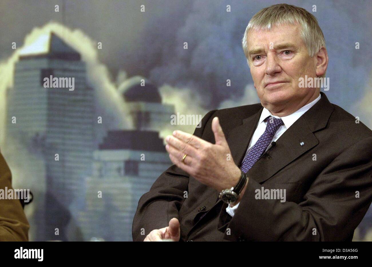 (Afp) - Otto Schily, ministre allemand de l'intérieur, parle devant une affiche de l'effondrement des tours du World Trade Center au cours d'un talk show à la télévision sur la critique des médias à Mainz, Allemagne, 19 février 2002. Banque D'Images