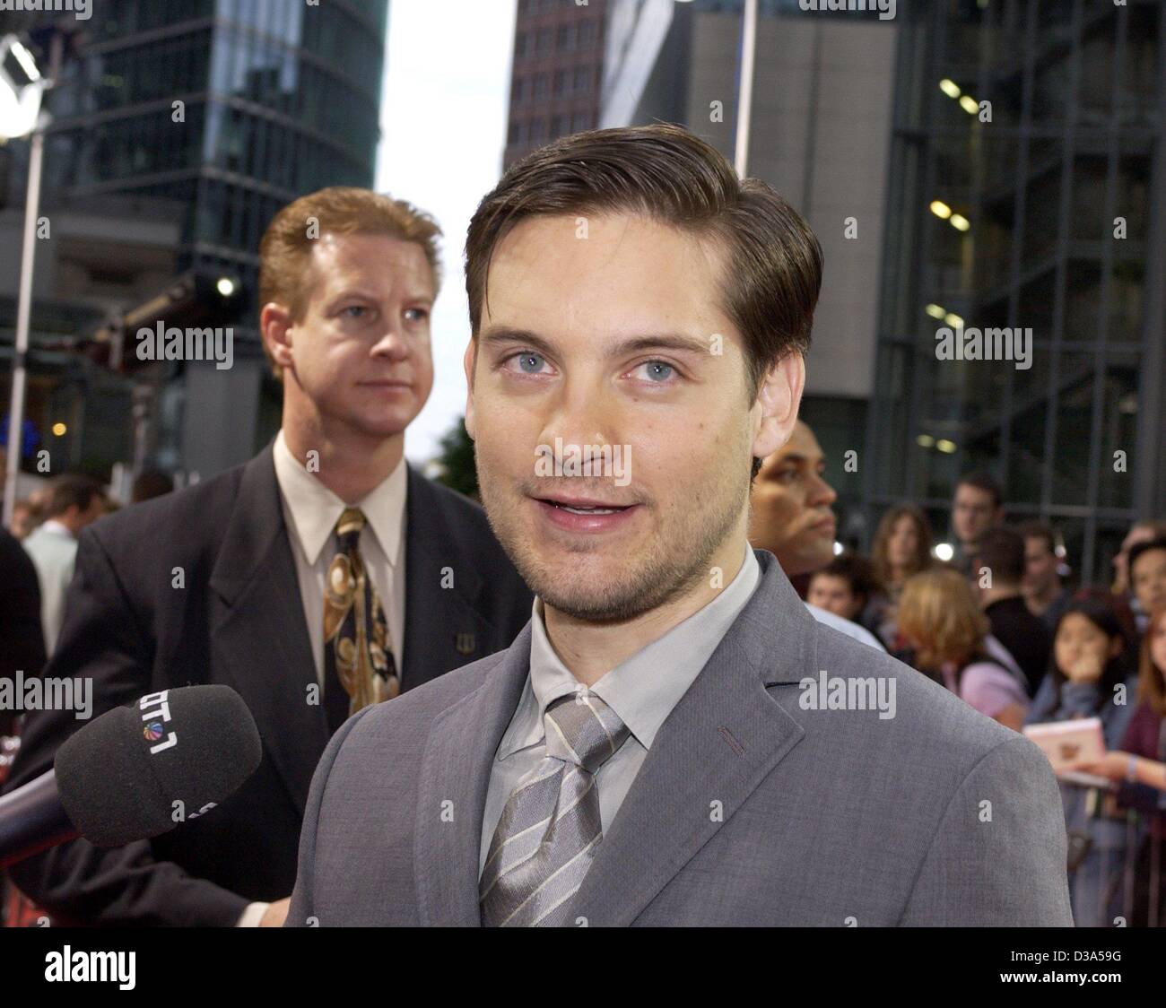 (Afp) - L'acteur américain Tobey Maguire répond aux questions du journaliste, comme il arrive à la première Allemande de son nouveau film 'Spider-Man' à Berlin, 27 mai 2002. Spider-man', un enregistrement dans le blockbuster gagnant, nous jettera son filet au cinéma en Allemagne du 6 juin 2002. Banque D'Images