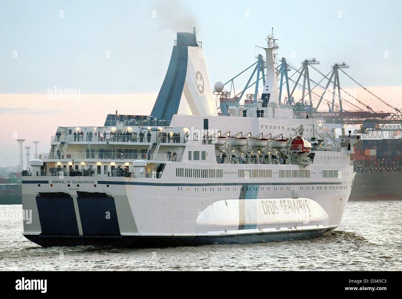 (Afp) - Le "ferry Amiral de Scandinavie" reliant l'Allemagne et le Royaume-Uni quitte le port de Hambourg, 28 février 2002, pour la dernière fois. Dans l'avenir il s'écarter de Cuxhaven, toujours en direction de Harwich / Grande-Bretagne. Le changement dans les ports réduit le trajet pendant environ quatre heures. Le 156 m lo Banque D'Images