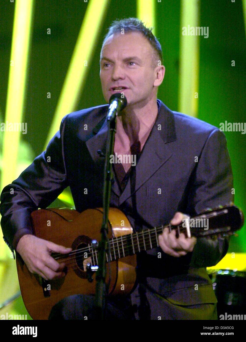 (Afp) - La rock star Sting exécute d'une émission de télévision Allemande dans Offenbach, Allemagne, 17 novembre 2001. Banque D'Images