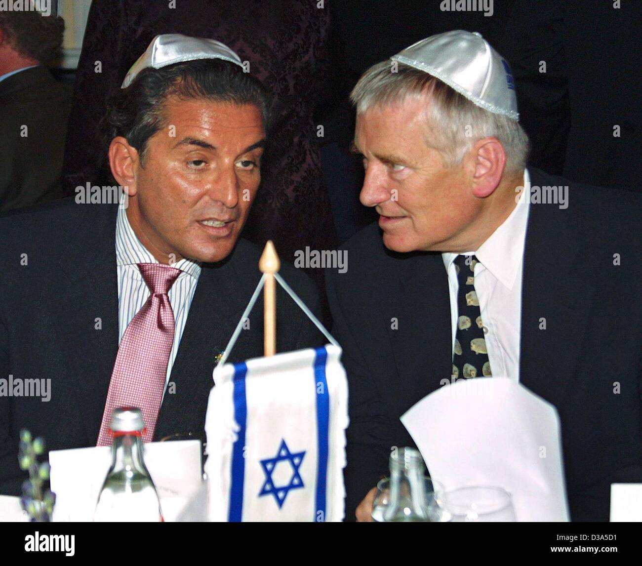 (Dpa) - Otto Schily (R), Ministre allemand de l'intérieur, parle à Michel Friedman, vice-président du Consistoire Central des Juifs allemands et membre du centre-droit démocrate-chrétien allemand CDU, à Berlin, 17 octobre 2001. Le dîner de gala a été organisée pour célébrer le 100e anniversaire de Banque D'Images