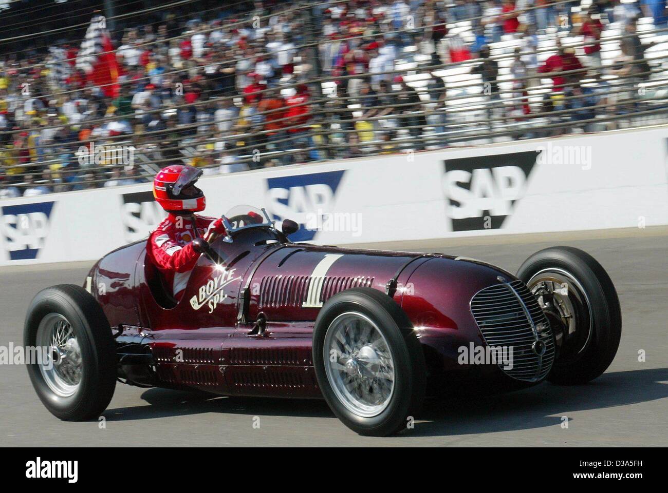 (Afp) - un pilote Le pilote allemand Michael Schumacher (Ferrari) entraîne pour le plaisir d'une voiture de course Maserati historique de l'année 1938 sur le Motor Speedway à Indianapolis, USA, 29 septembre 2002. Banque D'Images