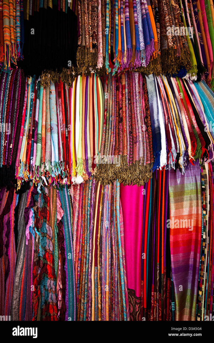 Les écharpes en vente au souk, Marrakech, Maroc Banque D'Images