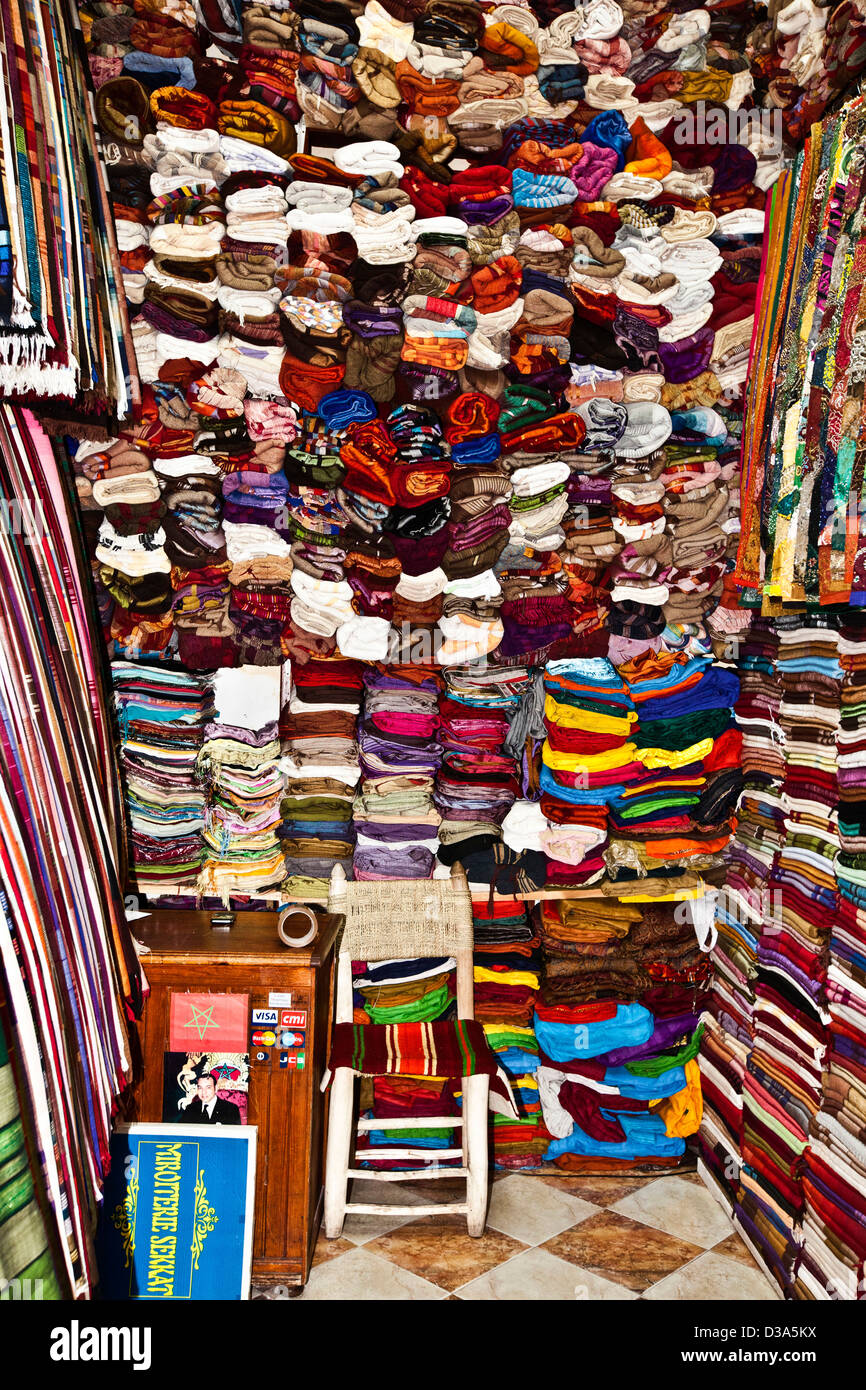 Les écharpes en vente au souk, Marrakech, Maroc Banque D'Images