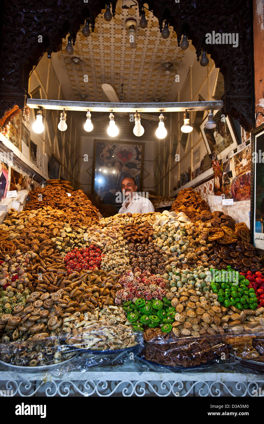 La vente des produits de l'homme au souk, Marrakech, Maroc Banque D'Images