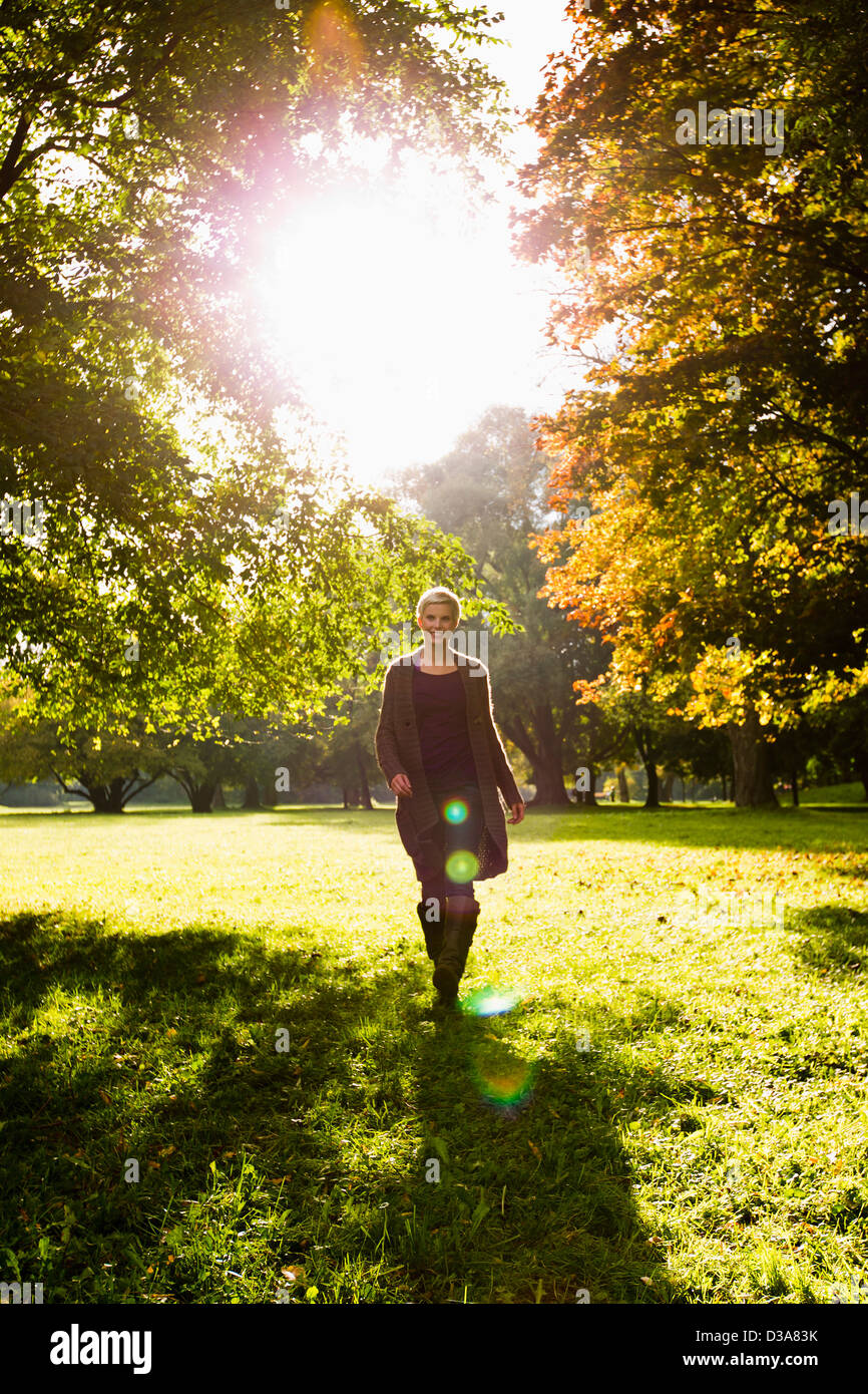 Woman walking in park Banque D'Images
