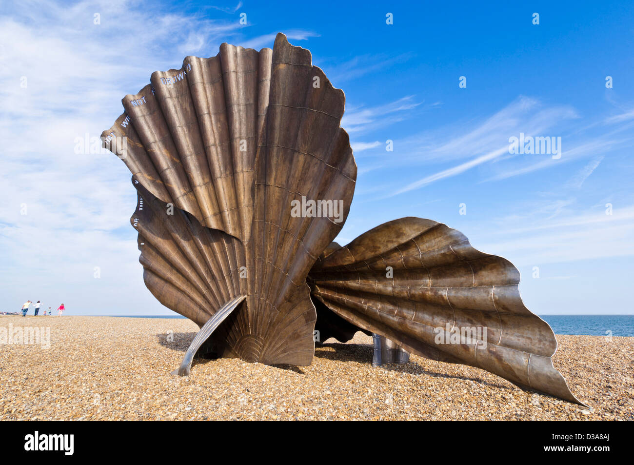 La plage d'Aldeburgh au pétoncle coquille Saint-Jacques steel sculpture par l'artiste Maggi Hambling Aldeburgh beach East Anglia Suffolk Angleterre UK GO Europe Banque D'Images