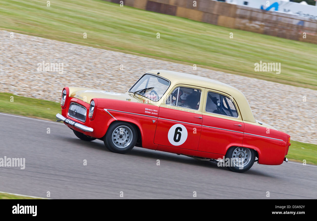 1959 Ford Prefect 107E avec chauffeur Henry Mann dans le St Mary's Trophy à la course 2012 Goodwood Revival, Sussex, England, UK Banque D'Images