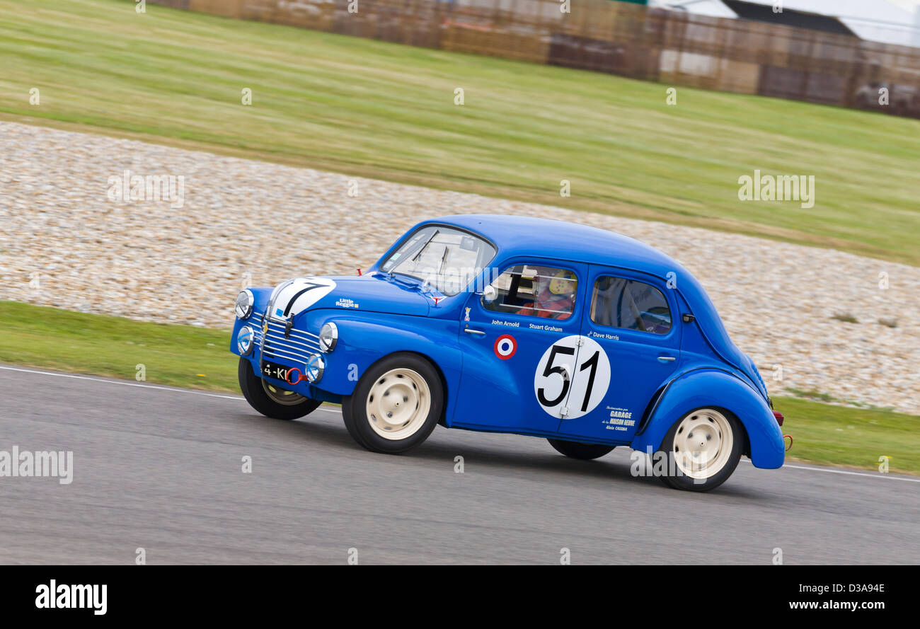 1951 Renault 4CV avec chauffeur John Arnold au cours du St Mary's Trophy course à la 2012 Goodwood Revival, Sussex, UK. Banque D'Images