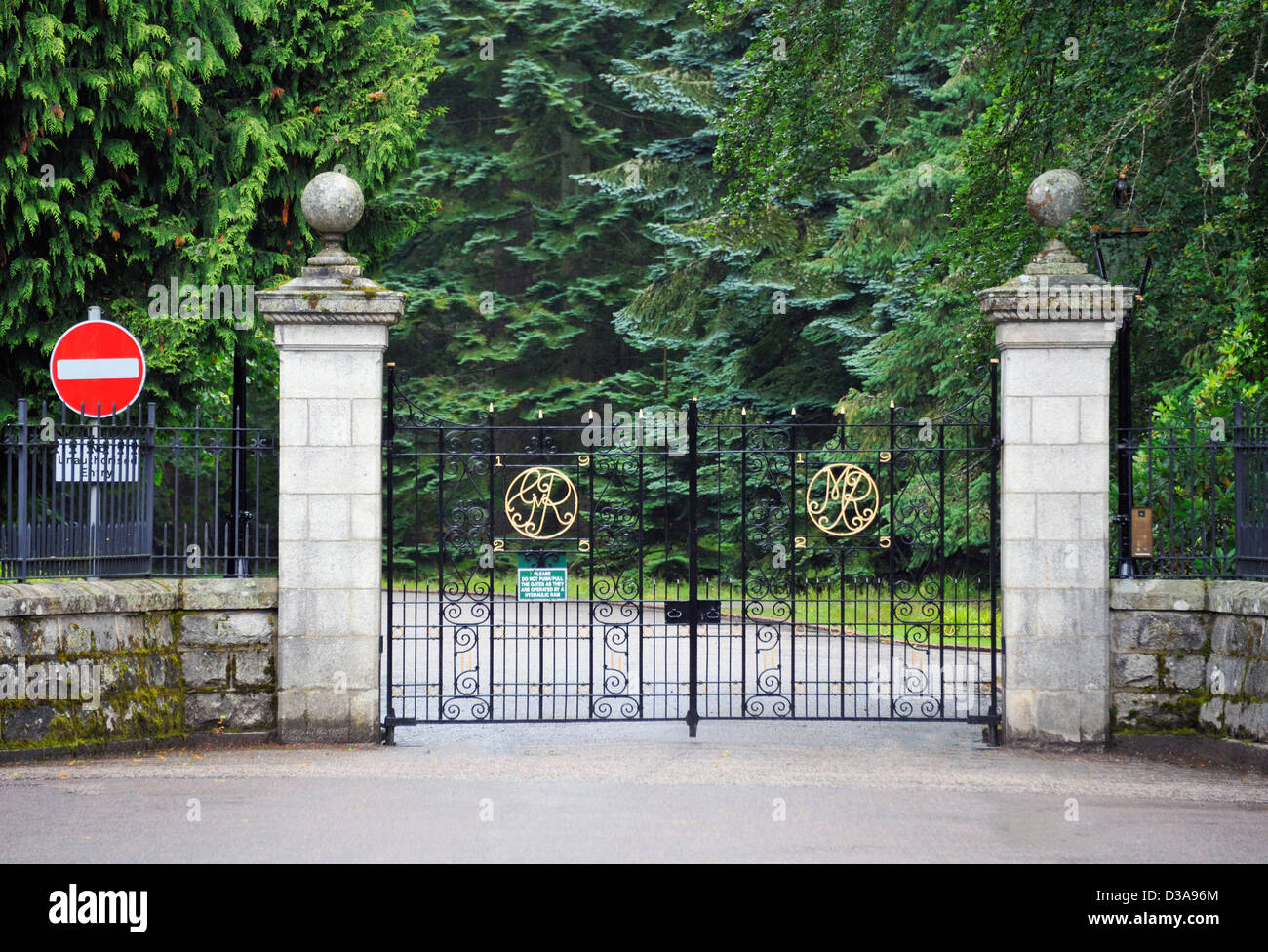 Portes d'entrée principale de la Balmoral Estate. Royal Deeside, Aberdeenshire, Ecosse, Royaume-Uni, Europe. Banque D'Images