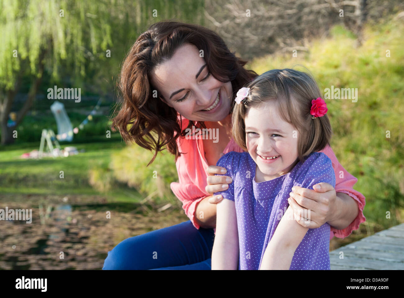 Mother and Daughter sitting outdoors Banque D'Images