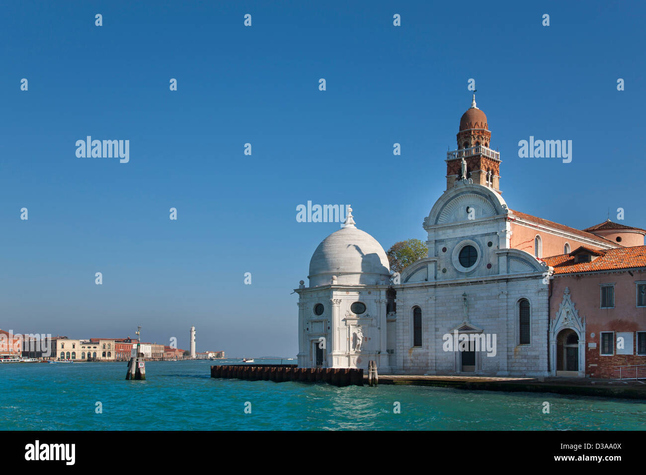 Ornate building sur urban canal Banque D'Images