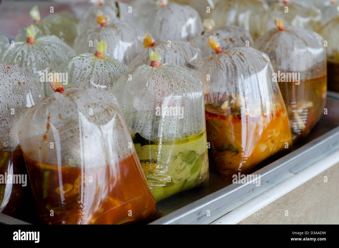 La cuisine thaïlandaise dans un sac en plastique, thai street food. Banque D'Images