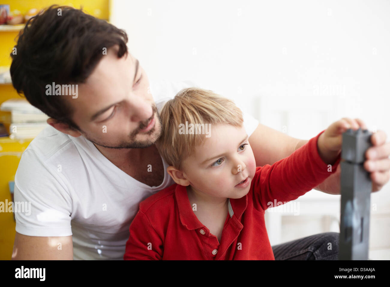 Père et fils avec des blocs de construction Banque D'Images