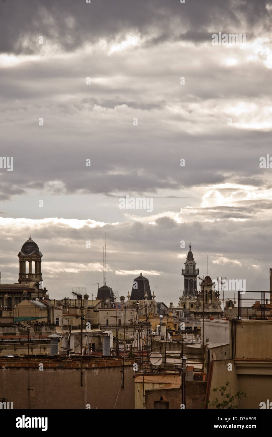 Ciel nuageux et les toits dans le quartier gothique, Barcelone. Banque D'Images