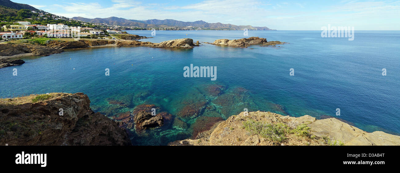 Panorama sur les eaux bleues de la mer Méditerranée à Llanca, Costa Brava, Catalogne, Espagne Banque D'Images