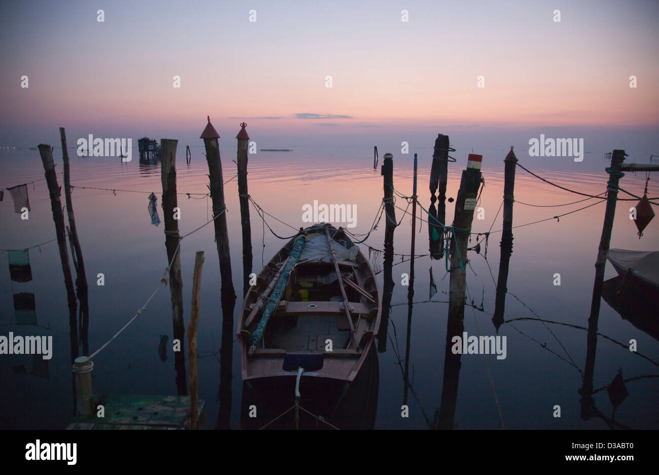 Bateau de pêche avec des filets dans l'eau encore Banque D'Images