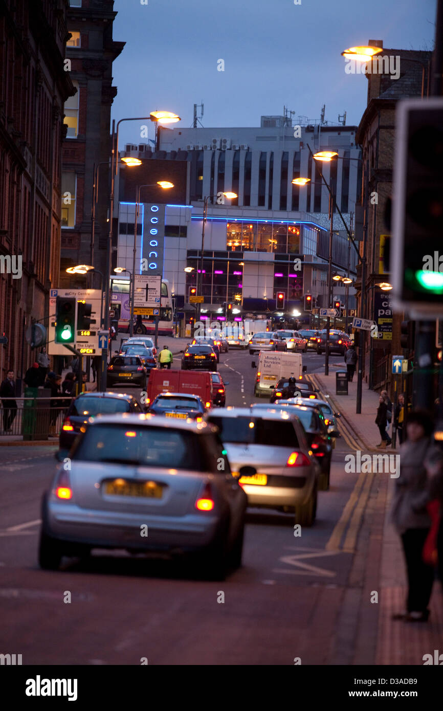 La circulation dans le centre-ville de Leeds , West Yorkshire Banque D'Images