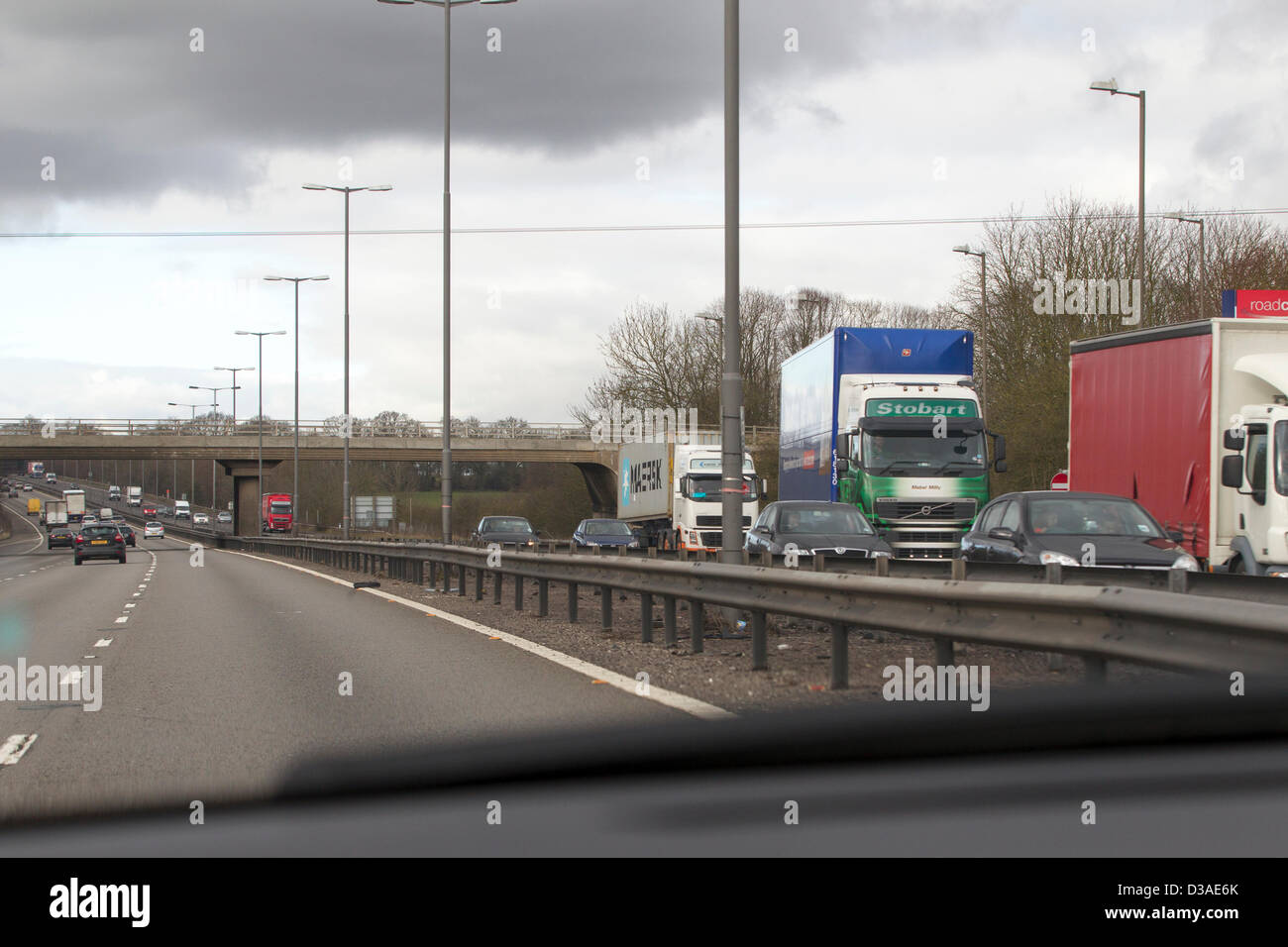 M1 Northamptonshire UK. 14 février 2013. Environ 1330.crash entre une fourgonnette et une voiture Mercedes bloque autoroute M1 Southbound juste au sud de la Watford Gap services. Fermé entre la jonction autoroute 18 à 16 ans. Credit : Keith J Smith. / Alamy Live News Banque D'Images