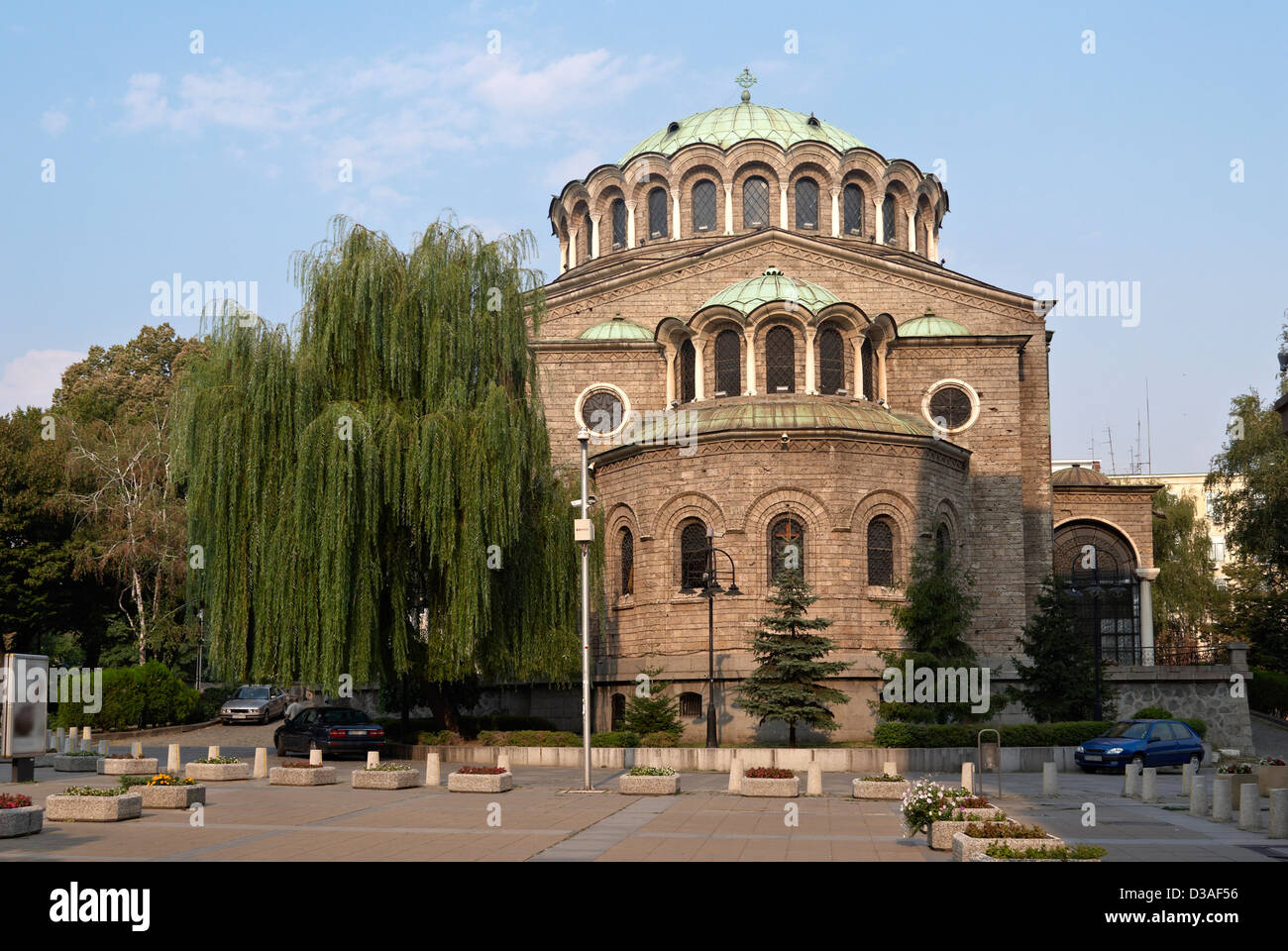 Vue du centre de la ville de Sofia, capitale de Bulgarie avec l'église Sveta Nedelia Banque D'Images