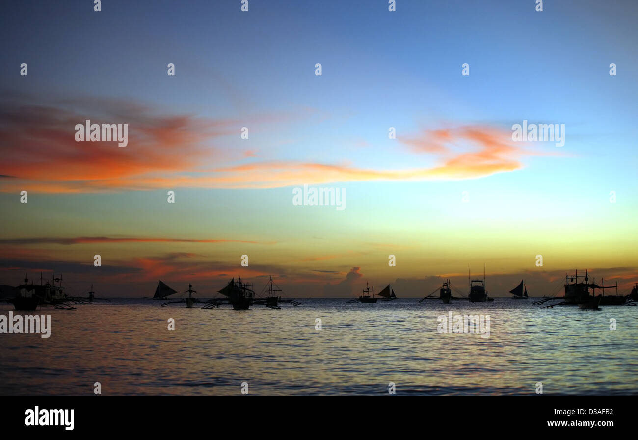 Bateau à la dérive sur un coucher de soleil sur l'île tropicale. Philippines Banque D'Images