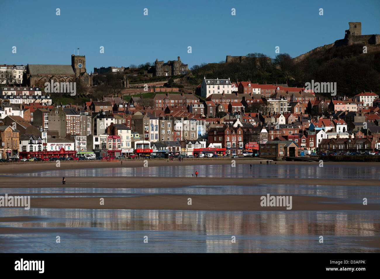 Scarborough South Beach vue vers Château montrant l'avant et à l'attraction Banque D'Images