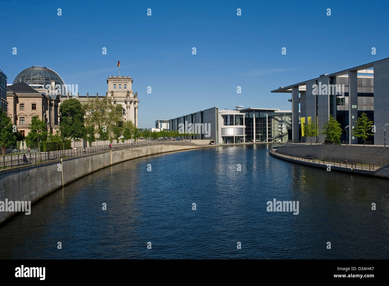 Berlin, Allemagne, la rivière Spree et bâtiment adjacent du gouvernement Banque D'Images