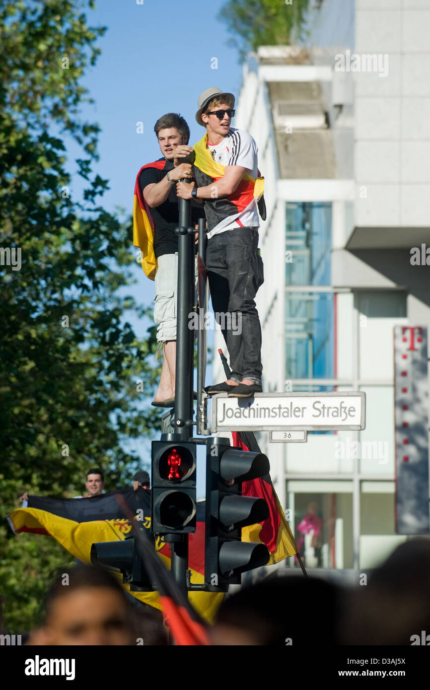 Berlin, Allemagne, deux trouvé debout sur une plaque de rue Banque D'Images
