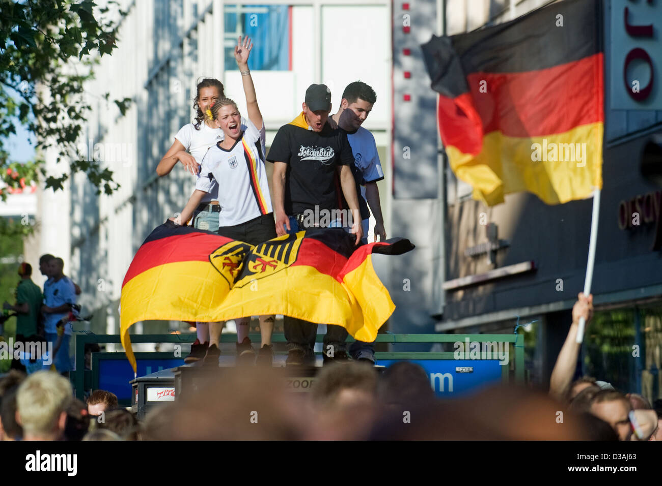 Berlin, Allemagne, fans acclamer et crier avec drapeau après le second tour victoire de l'Allemagne Banque D'Images