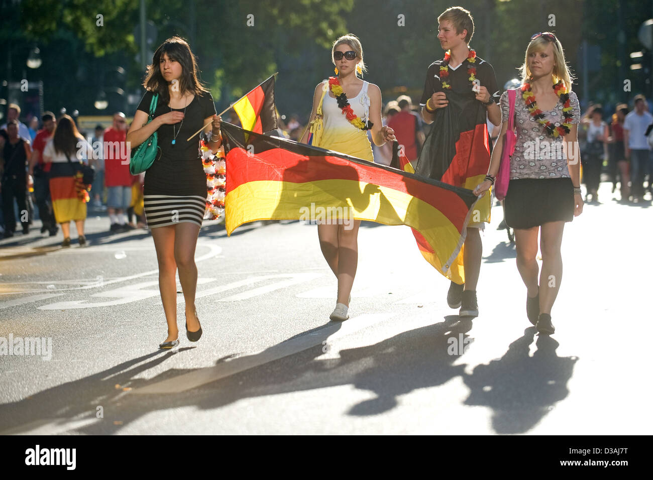 Berlin, Allemagne, fans avec drapeau sur le Kurfürstendamm après le second tour victoire Banque D'Images