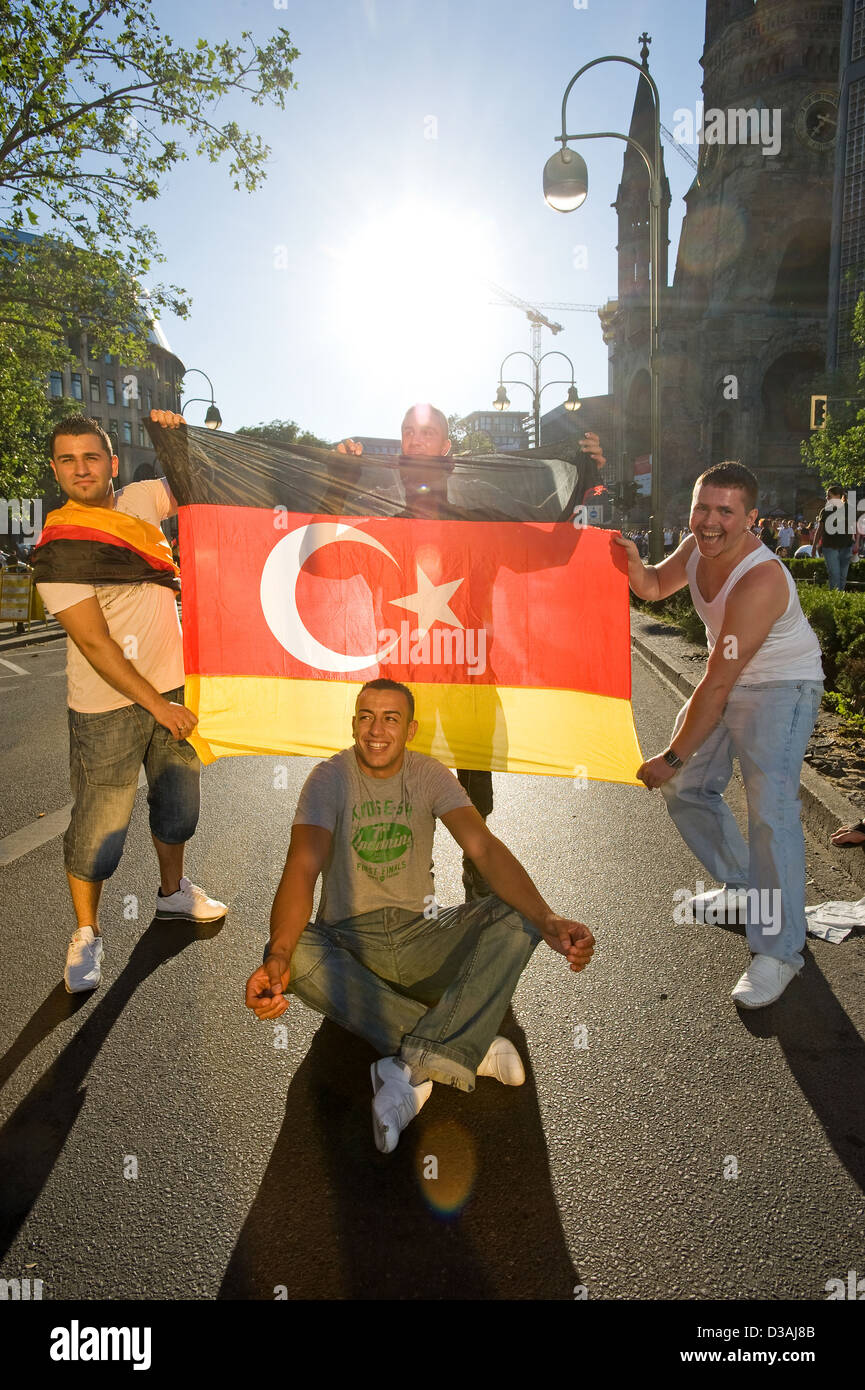 Berlin, Allemagne, avec Deuschtuerken selbstgenaehter drapeau germano-turc Banque D'Images