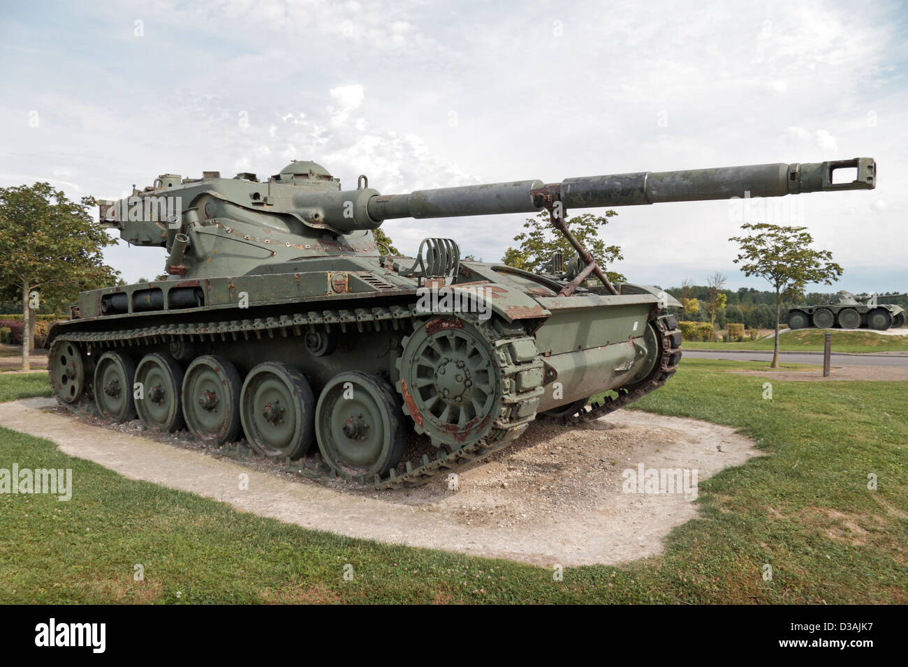 Un char léger AMX 13 1954 à côté du monument des chars d'assaut ...