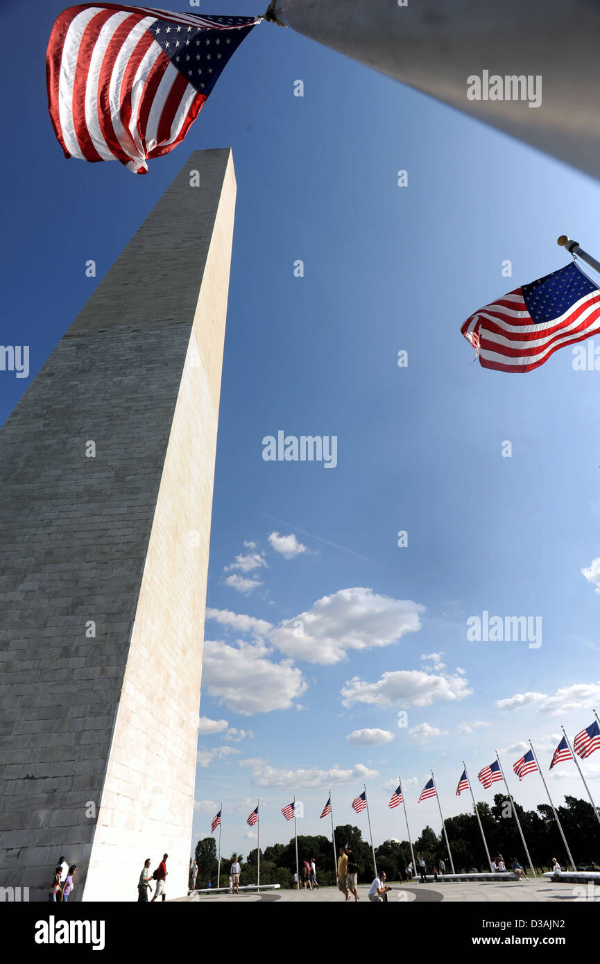 Washington Monument avec les drapeaux Washington, D.C., USA Banque D'Images