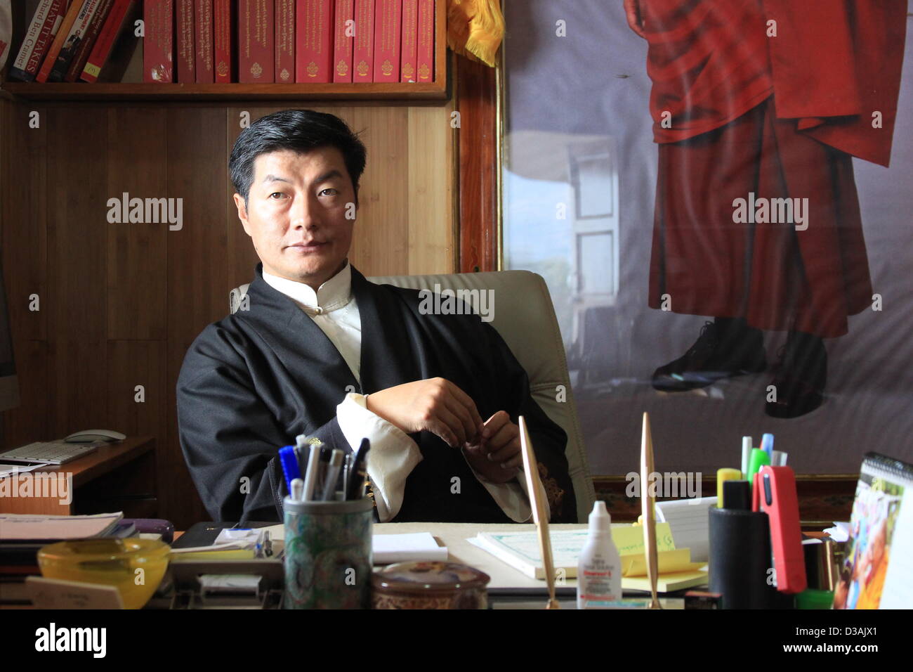 Lobsang Sangay, Sikyong (Premier ministre) du gouvernement tibétain en exil, parle au cours d'un entretien avec l'agence de presse allemande (dpa) à Dharamsala, Inde, 23 février 2013. Photo : Doreen Fiedler Banque D'Images