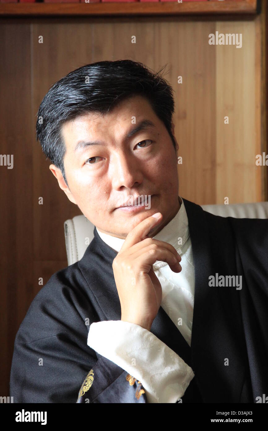 Lobsang Sangay, Sikyong (Premier ministre) du gouvernement tibétain en exil, parle au cours d'un entretien avec l'agence de presse allemande (dpa) à Dharamsala, Inde, 23 février 2013. Photo : Doreen Fiedler Banque D'Images