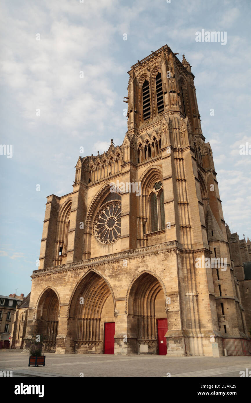 La façade ouest de la cathédrale Saint-Gervais Saint-Protais de Soissons (cathédrale), à Soissons, Aisne, France. Banque D'Images