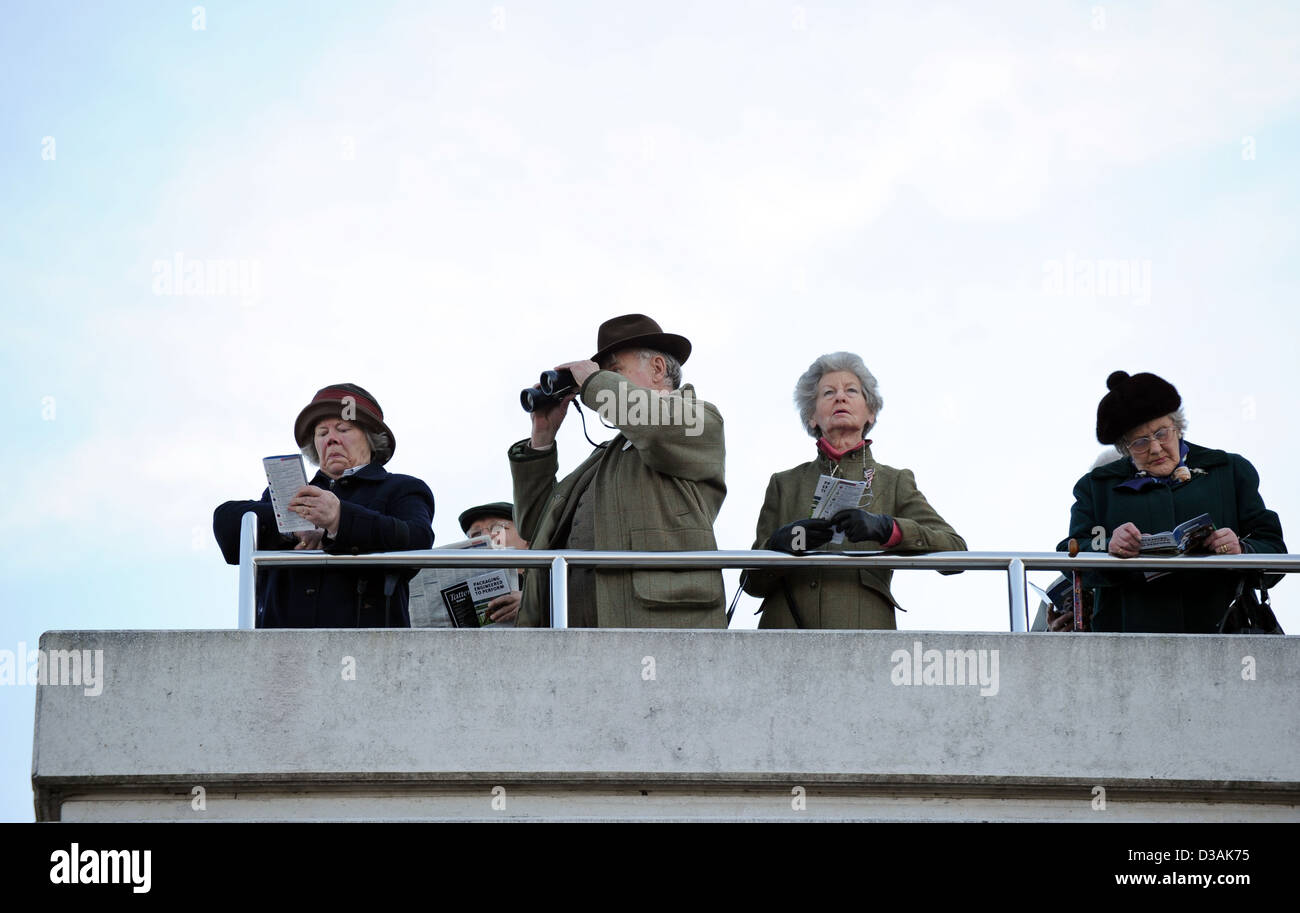 Les gens regardent la course au cours de la Cheltenham Festival, une course de chevaux annuelle incontournable dans le sud-ouest de l'Angleterre Banque D'Images