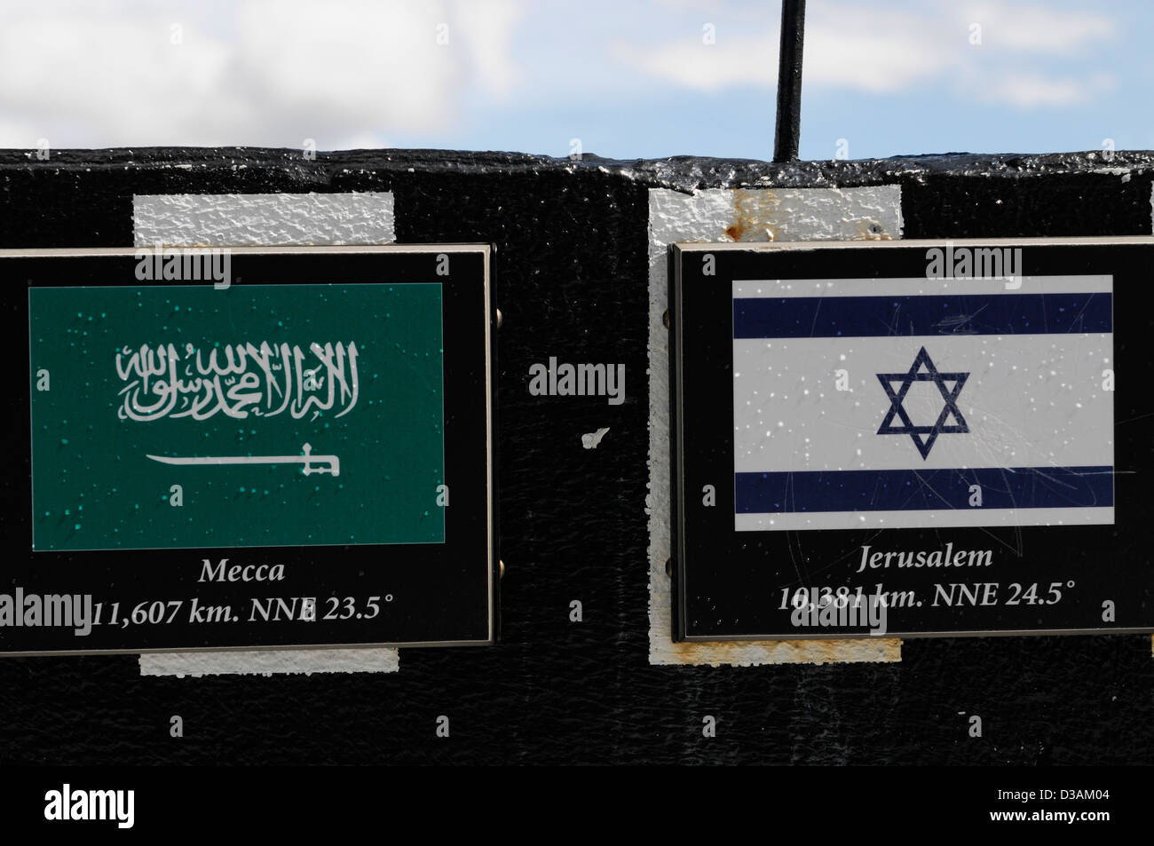 Des panneaux indiquant la distance de la Mecque à Jérusalem, du mont sulphur banff national park point d'intérêt touristique Banque D'Images