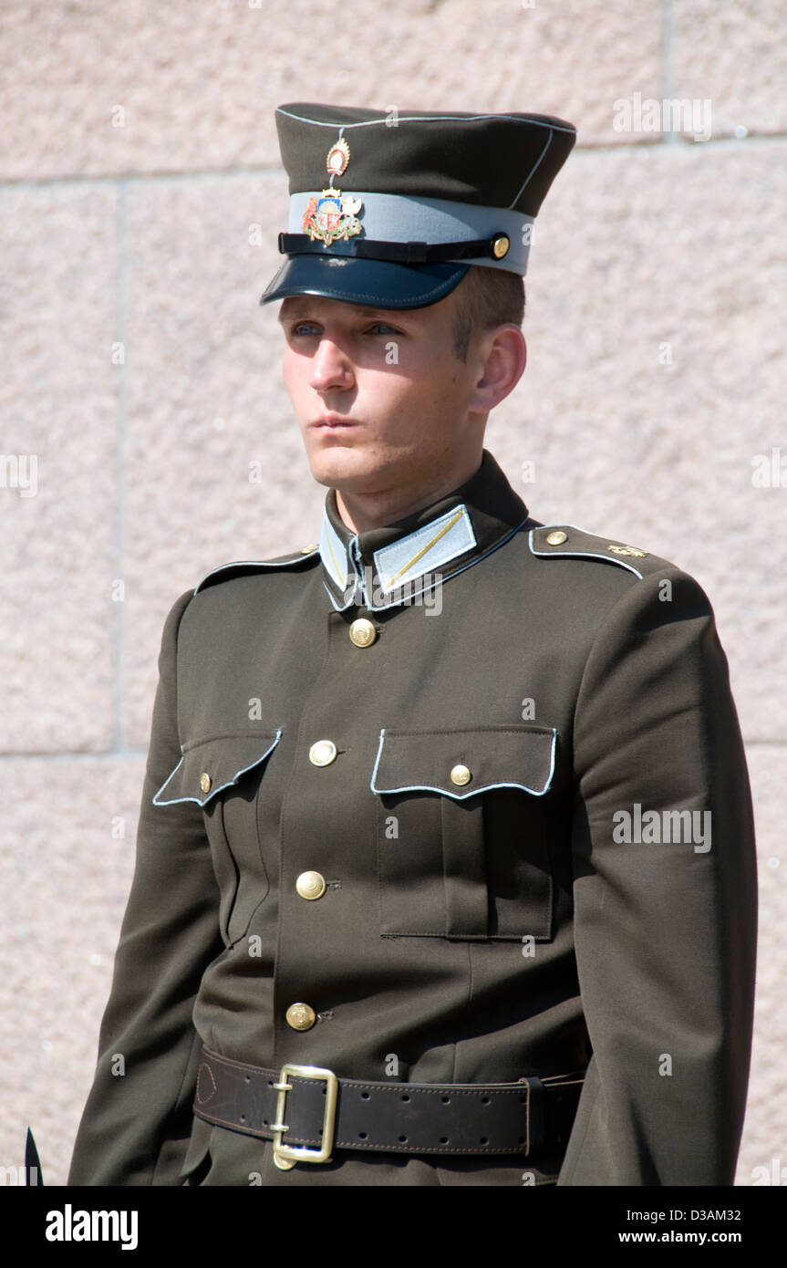 Une sentinelle letton au Monument de la liberté à Riga, Lettonie. Banque D'Images