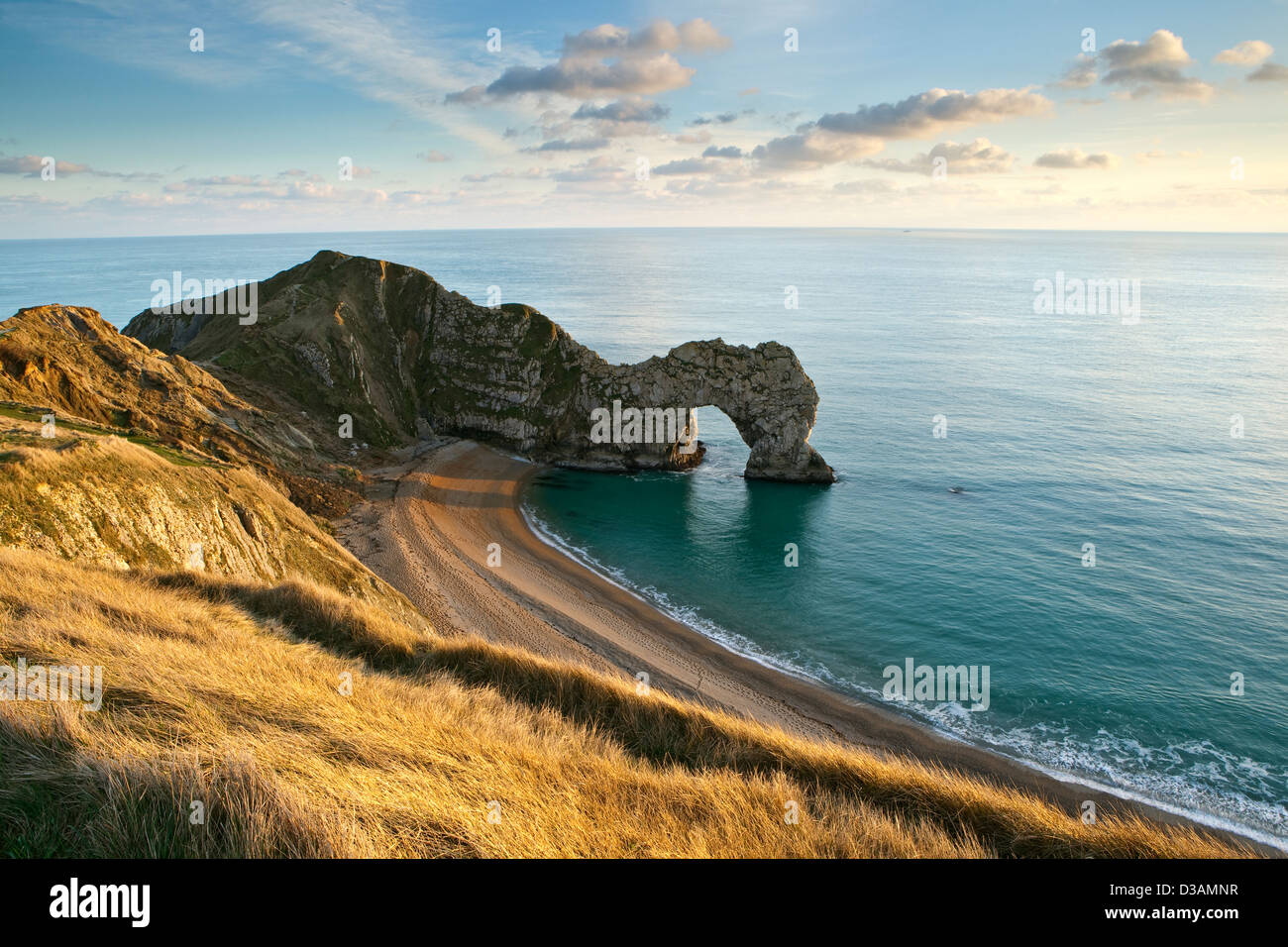 Durdle Door, un rocher naturel arch, sur la côte jurassique du Dorset UK photographié à la fin de l'après-midi en Janvier Banque D'Images