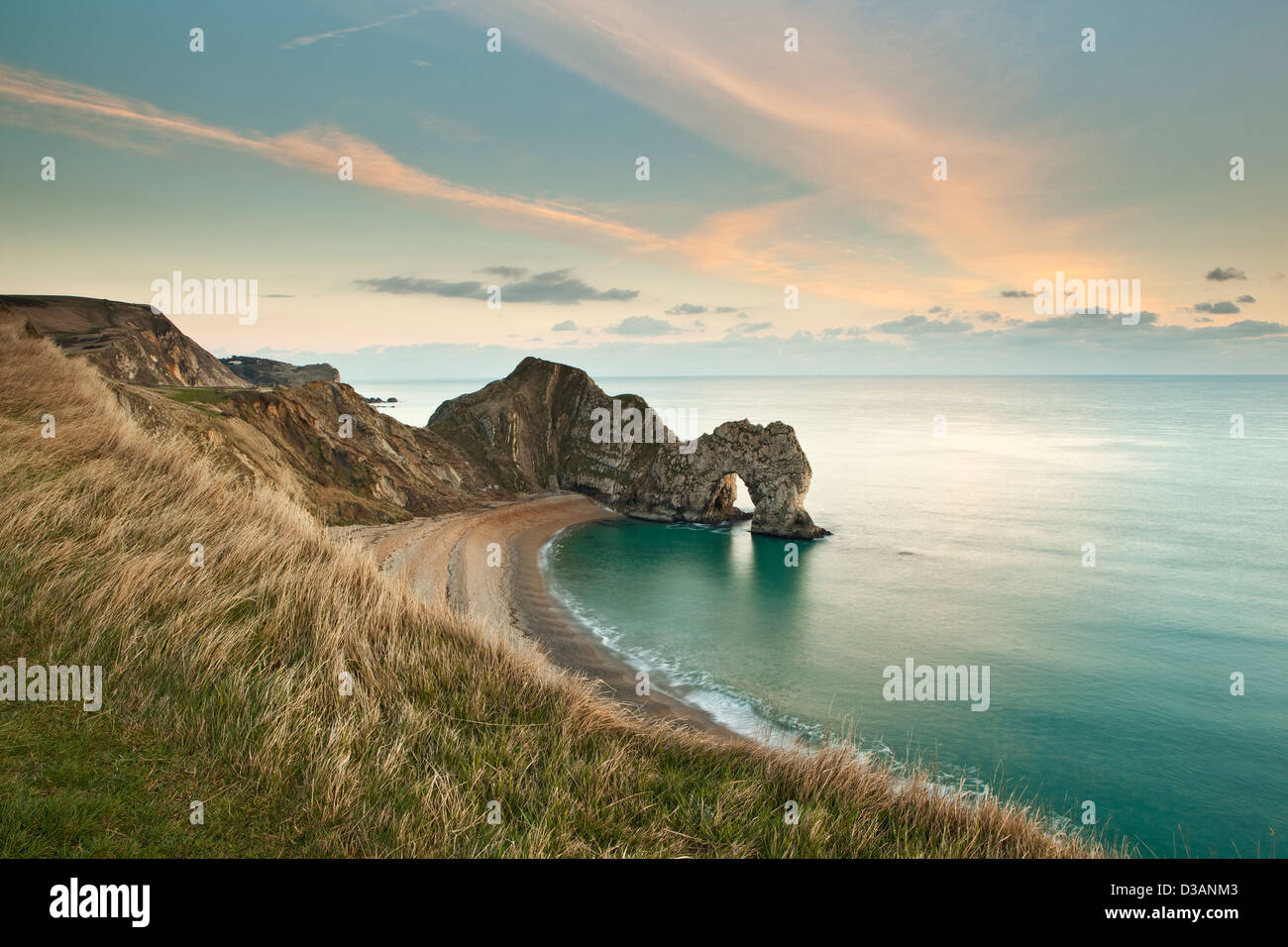 Durdle Door, un rocher naturel arch, sur la côte jurassique du Dorset UK photographié juste avant le coucher du soleil en Janvier Banque D'Images