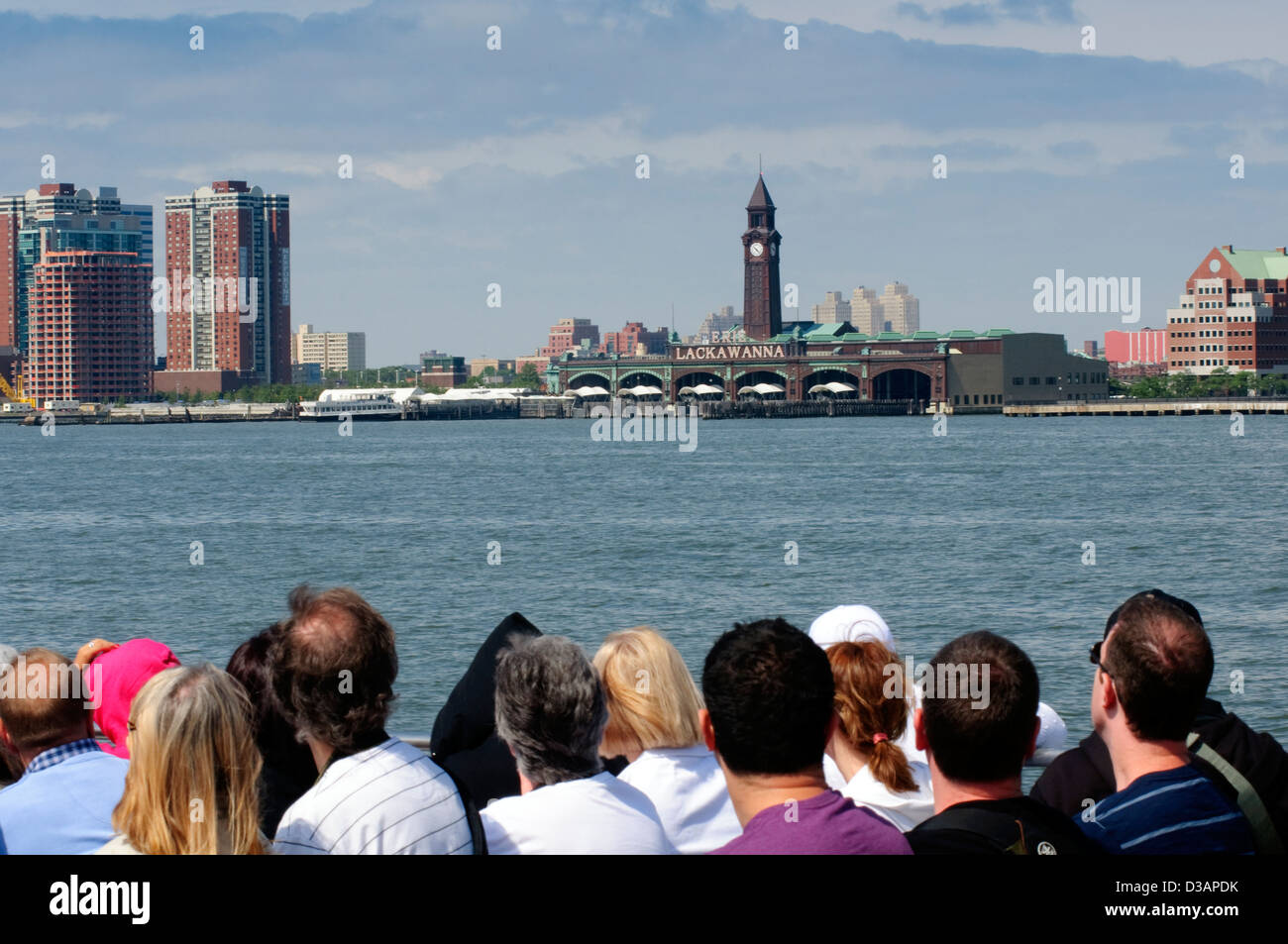 Usa, New York, l'Hudson, les touristes en bateau, voir Lackawanna Ferry terminal dans la ville de Hoboken, New Jersey Banque D'Images