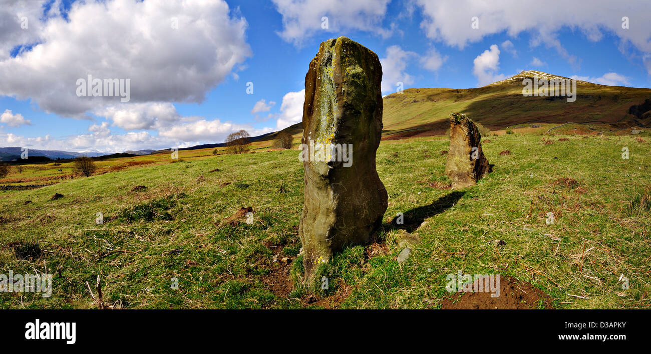 Panorama de l'époque néolithique menhirs sous les collines de la gamme Ben Lawers, Perthshire, en Écosse. Banque D'Images