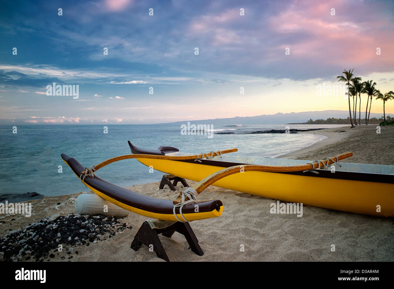 Outrigger canoë sur la côte Kohala au lever du soleil. La Big Island, Hawaii. Banque D'Images