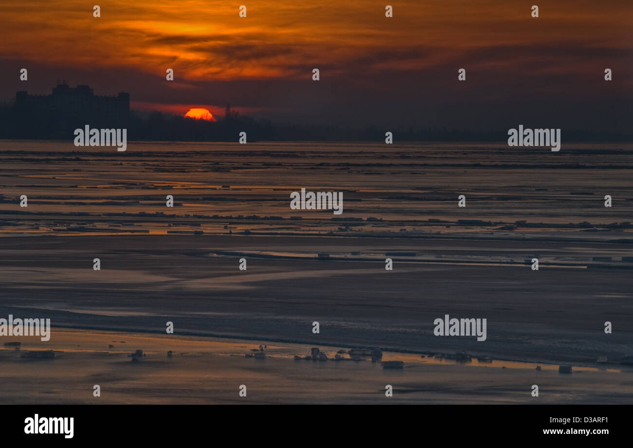 Magnifique Coucher de soleil avec le lac gelé de Balaton Banque D'Images